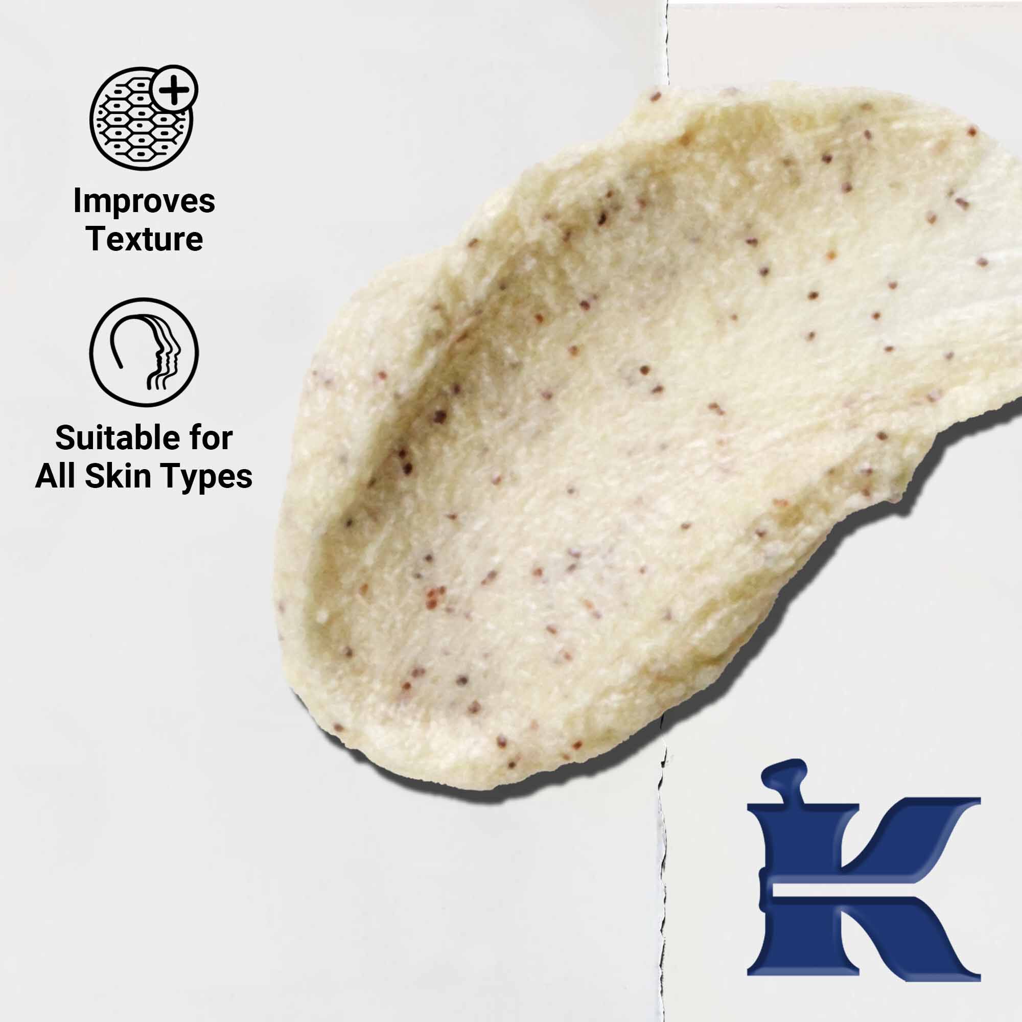 Близък план на натривка от текстурата на Facial Fuel Energizing Scrub. Текстът подчертава пригодност за всички типове кожа и ободряваща ексфолиация.