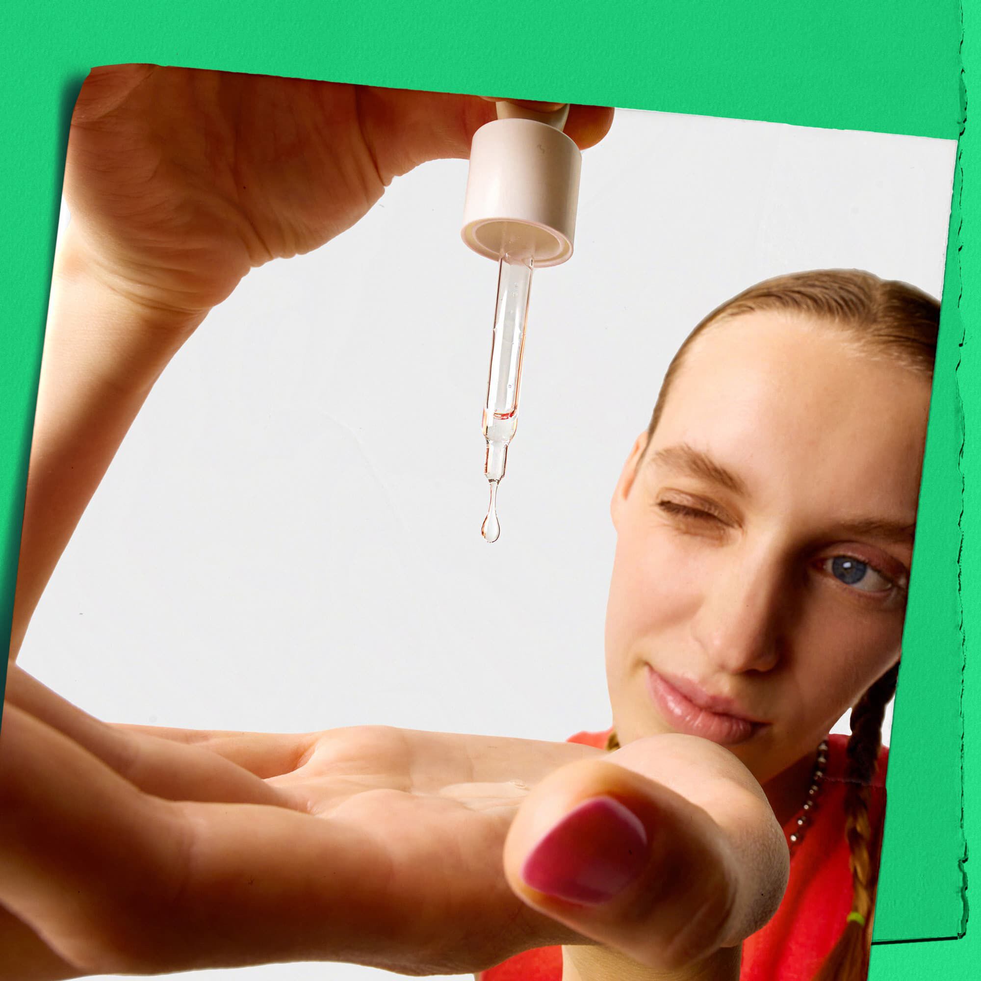 Модел, нанасящ капки висококонцентриран серум Kiehl's Ultra Pure върху ръката си