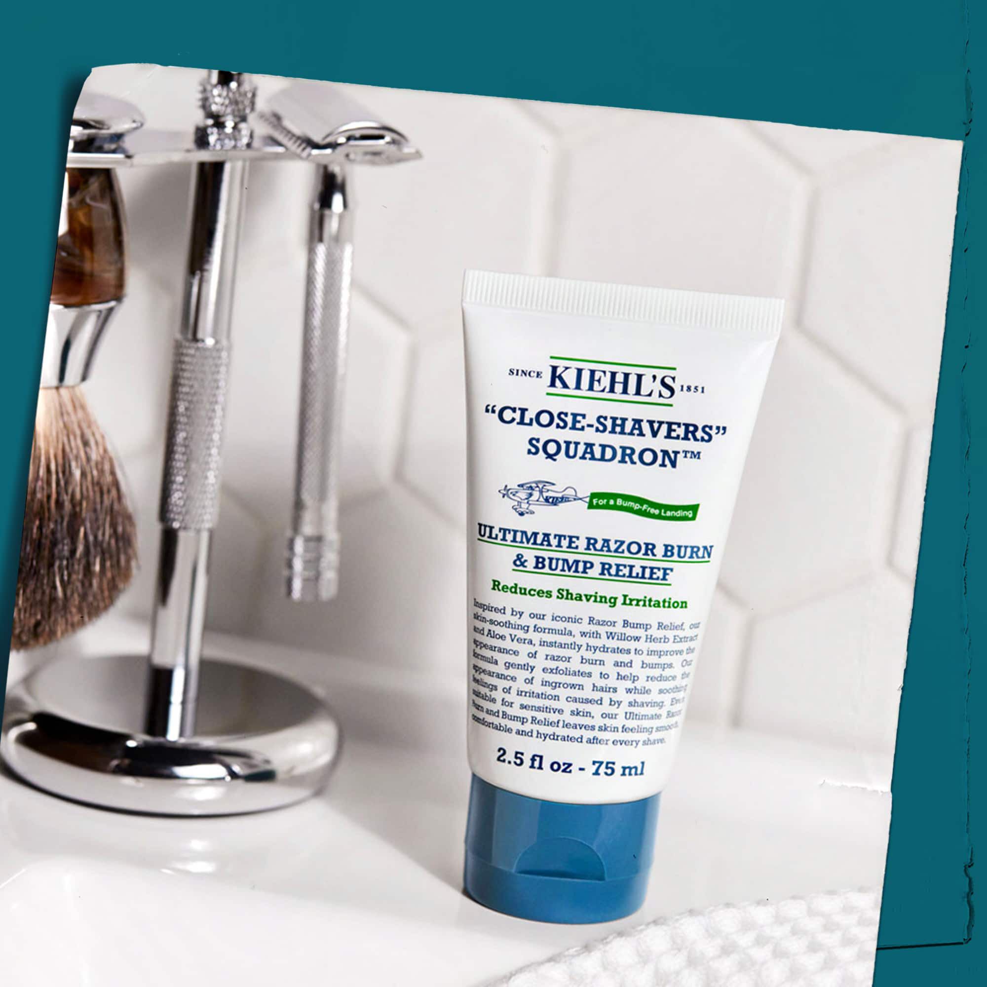 Туба Close Shavers Squadron Smooth Glider Precision Shave Lotion, показана с инструменти за бръснене, подчертаваща употребата ѝ в рутината за бръснене.