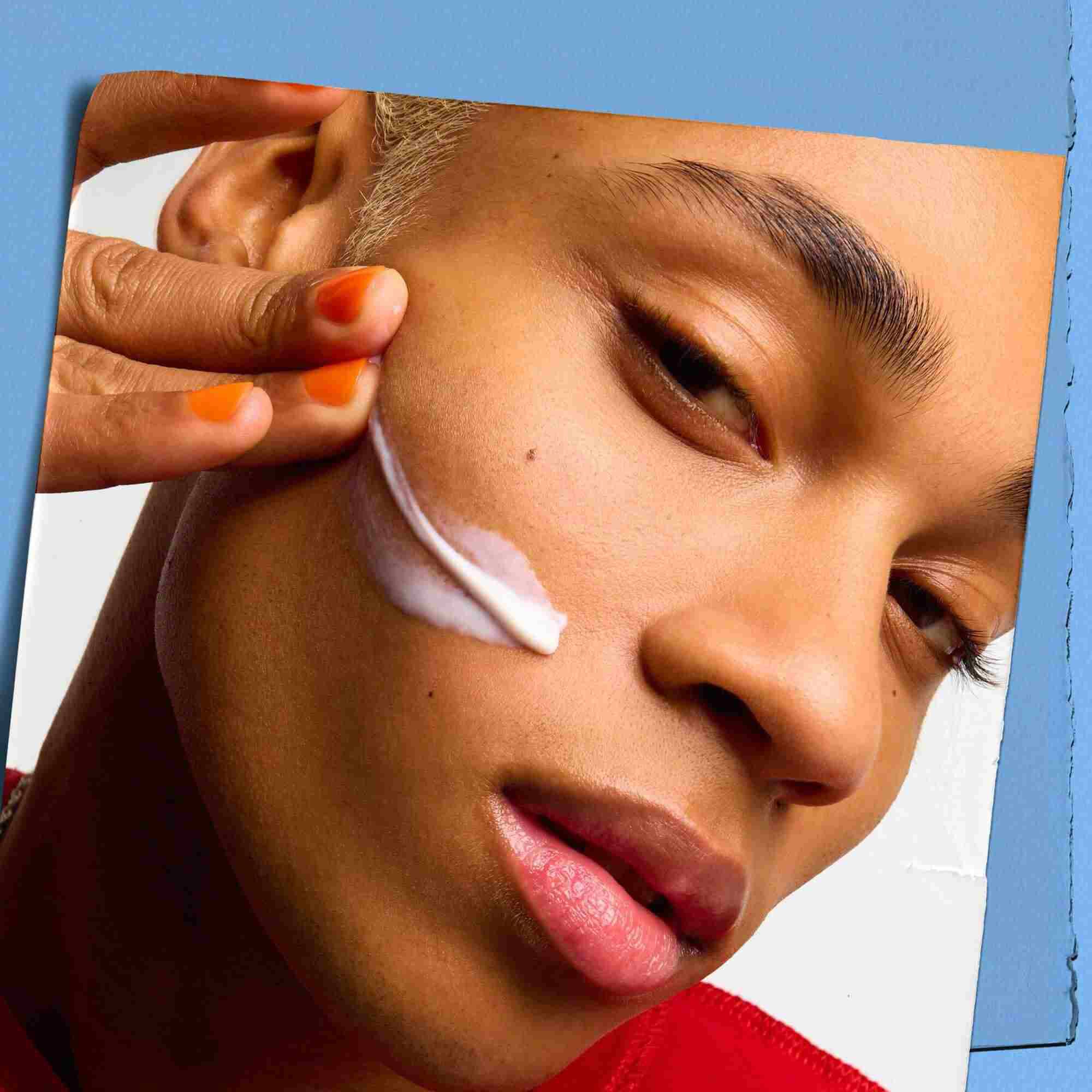 Модел с мостра от текстурата на Kiehl's Ultra Facial Moisturizer върху лицето си