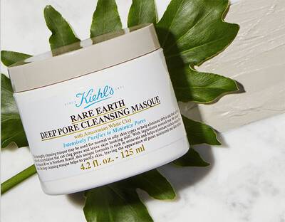 Крема маска Kiehl's за дълбоко почистване на порите с бяла глина, опаковка 125 мл на мраморен фон.