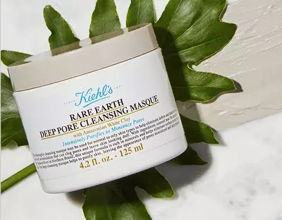 Крема маска Kiehl's за дълбоко почистване на порите с бяла глина, опаковка 125 мл на мраморен фон.