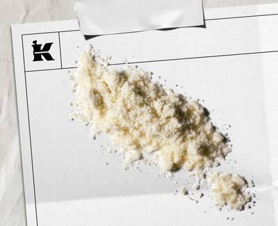 Бял прах, представляващ 1% колоидна овесена каша върху бял лист с черно лого на Kiehl's в ъгъла.