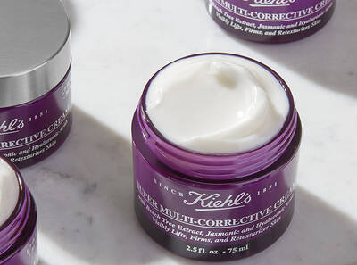 Крем за лице Kiehl's в лилава опаковка, с отворен капачка, разкриваща текстурата му.