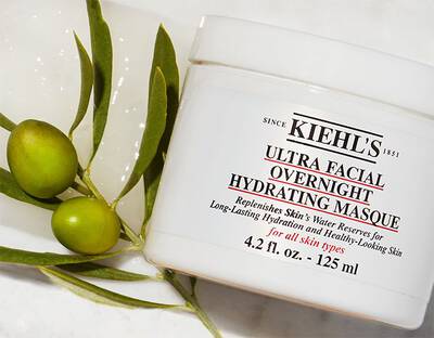 Крем за лице Kiehl's Ultra Facial Overnight Hydrating Masque в опаковка с маслинени клонки в съдържанието.