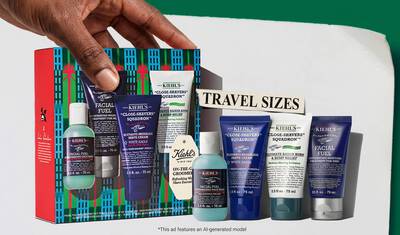 Празничен подаръчен комплект с опаковки за пътуване за мъже на Kiehl's, съдържащ почистващ гел, крем за бръснене, целенасочена грижа и хидратиращ крем; промоционалните елементи акцентират върху „опаковки за пътуване“ и стойност.